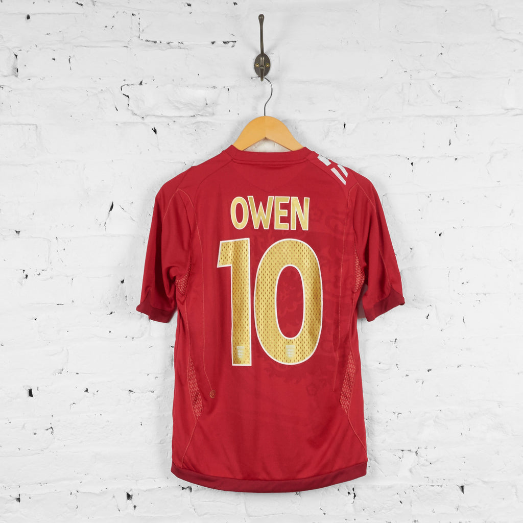 Kids England Owen 2006 Away Football Shirt - Red - XL Boys - Headlock