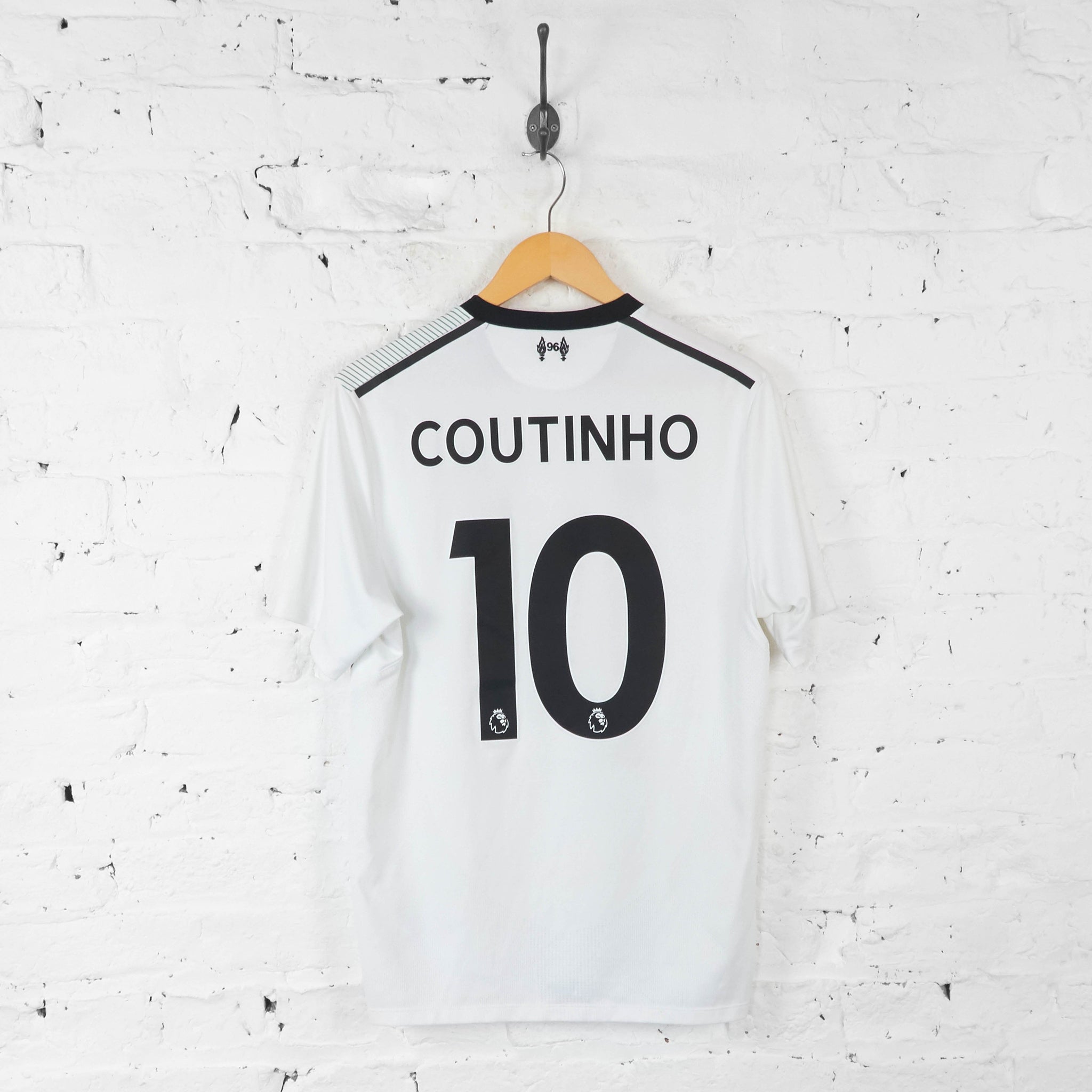 liverpool-2017-coutinho-away-